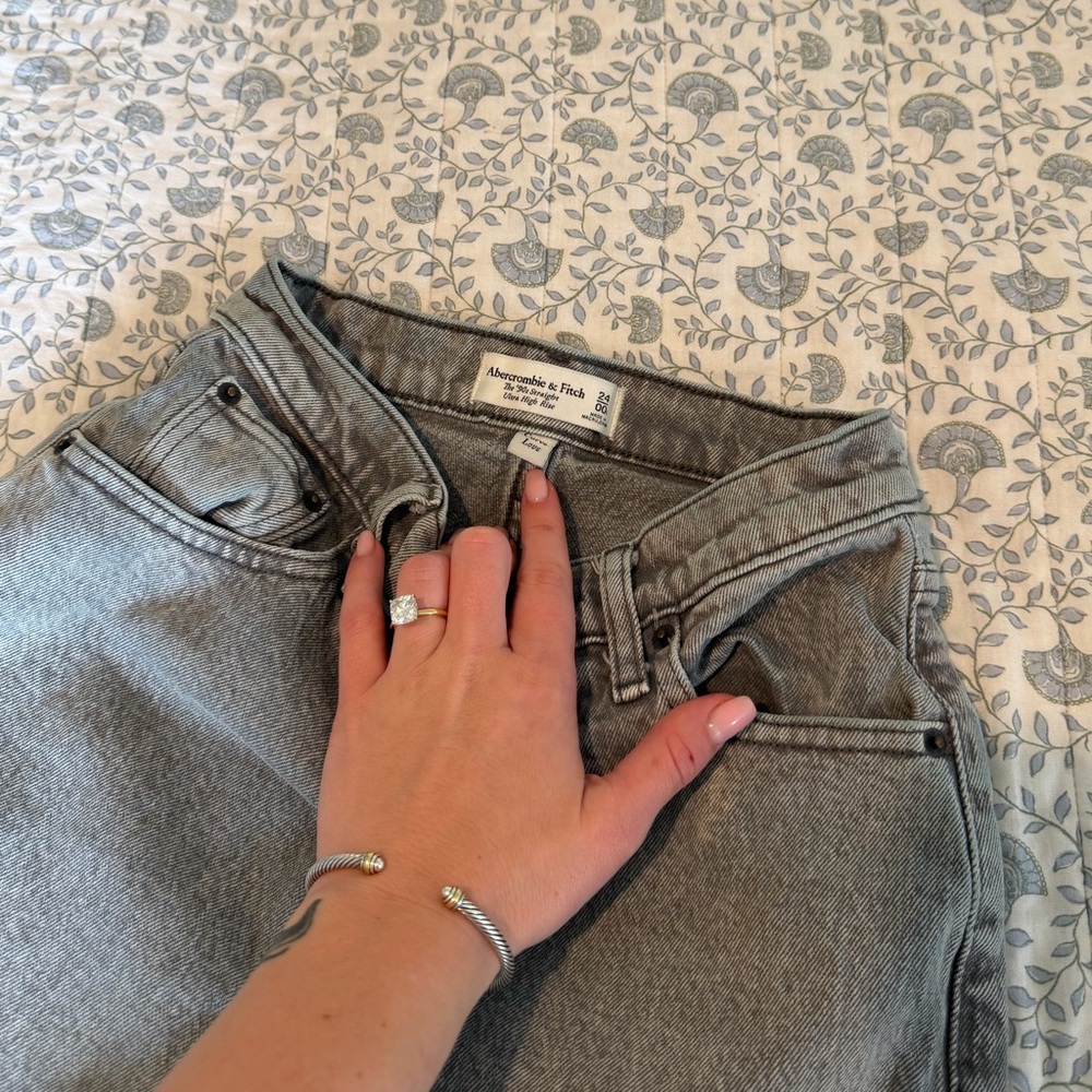 Abercrombie & Fitch Women's Light Gray Curve Love High-Rise Jeans